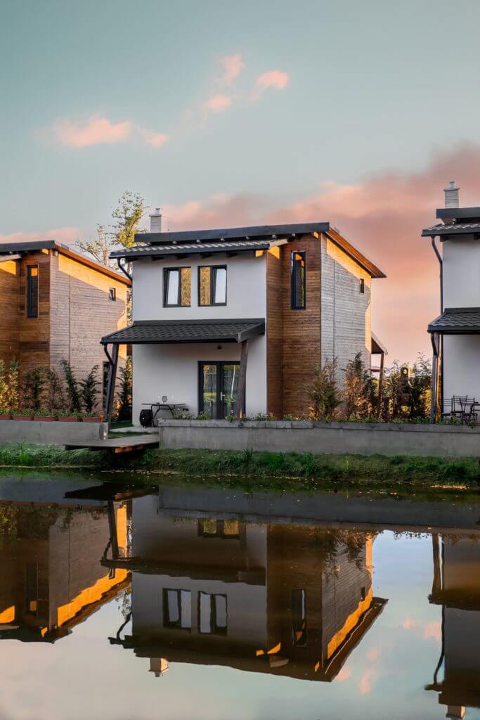 cazare caciulata cabana caciulata cabana cu lac cabana pescuit cabana in natura cabana valcea lakeview villas pensiune natura